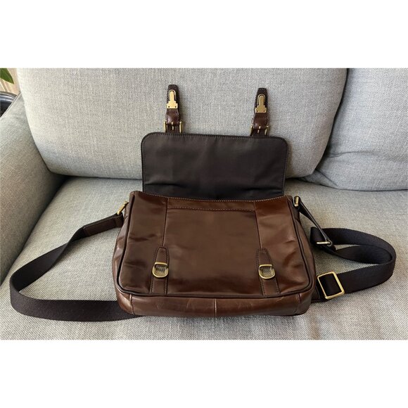 Fossil Messenger Bag in Chocolate Brown Leather, Super Cute, Barely Used - Picture 4 of 14